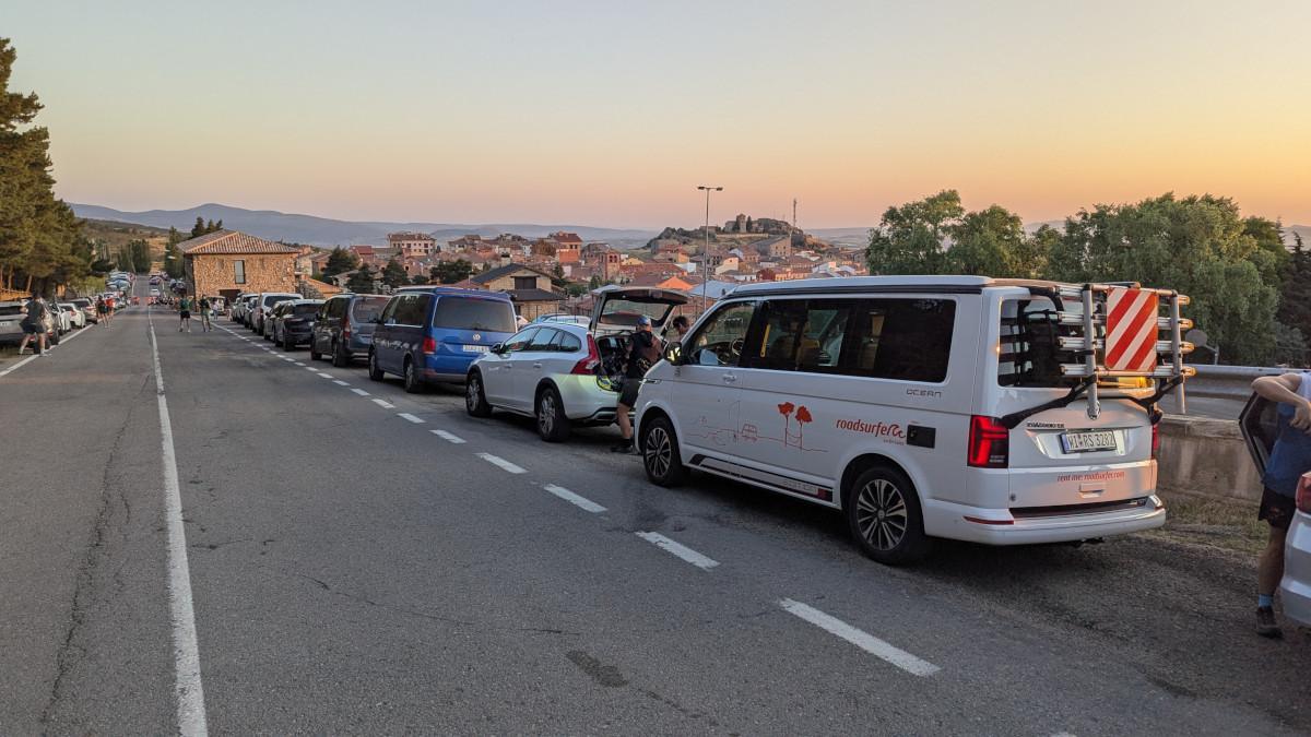 La camper aparcada a pocos metros de la salida de la Trail de Bronchales