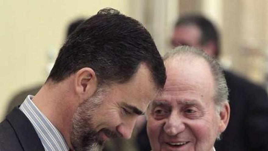 El Rey Juan Carlos conversa con su hijo, el príncipe Felipe.