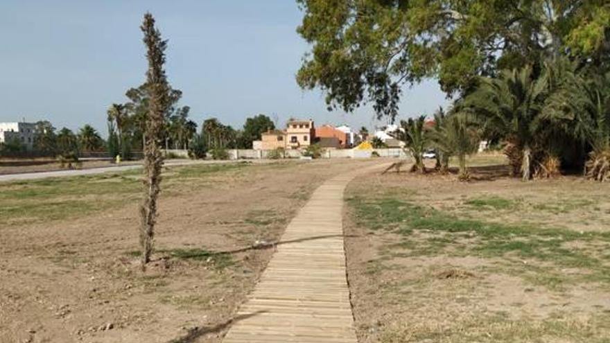 Paseo acondicionado en el parque provisional.