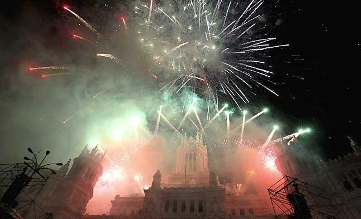 Un moment de l’espectacle pirotècnic que ha posat colofó a la Cavalcada de Reis de Madrid.