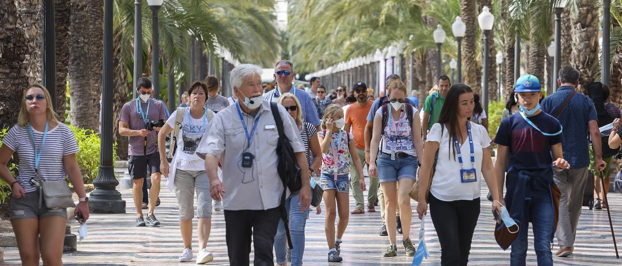 Cruceristas paseando por la Explanada en Alicante durante el puente de octubre