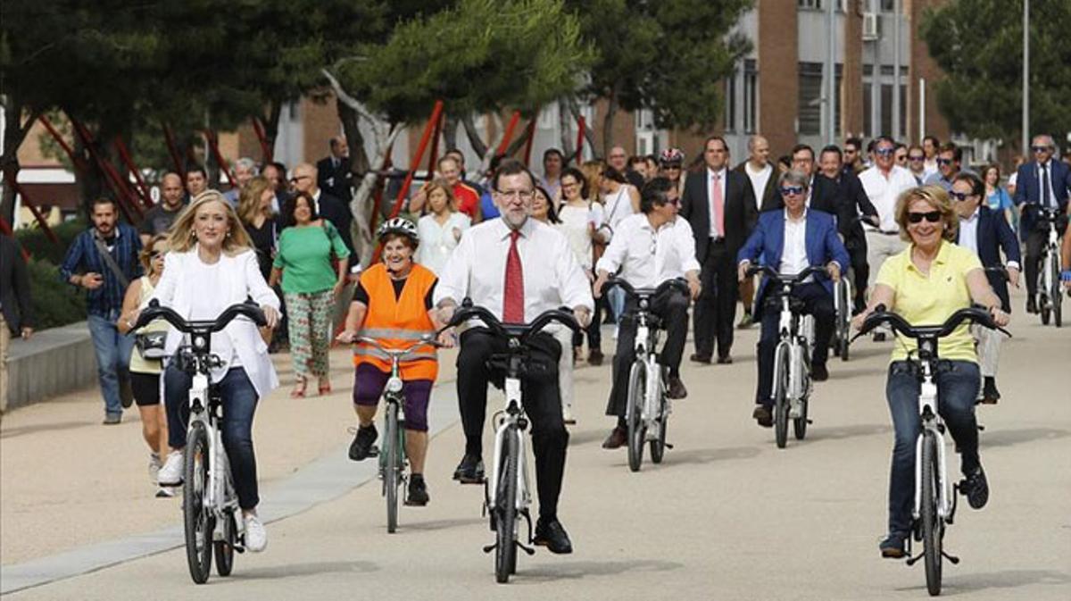 Rajoy, Cifuentes i Aguirre, durant la passejada en bici que han fet aquest dimecres a Madrid. Vídeo: ATLAS / Foto: JUAN MANUEL PRATS