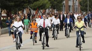 Rajoy, Cifuentes y Aguirre, durante el paseo en bici que han dado este miércoles en Madrid. Vídeo: ATLAS / Foto: JUAN MANUEL PRATS