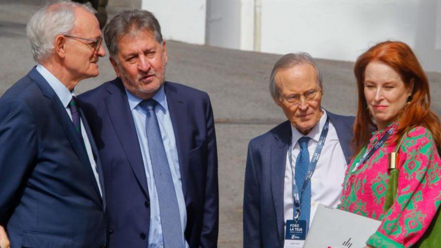 El economista Antón Costas; el presidente de Hotusa, Amancio López; el exministro, Josep Piqué y la periodista Gloria Lomana.  | // I. ABELLA