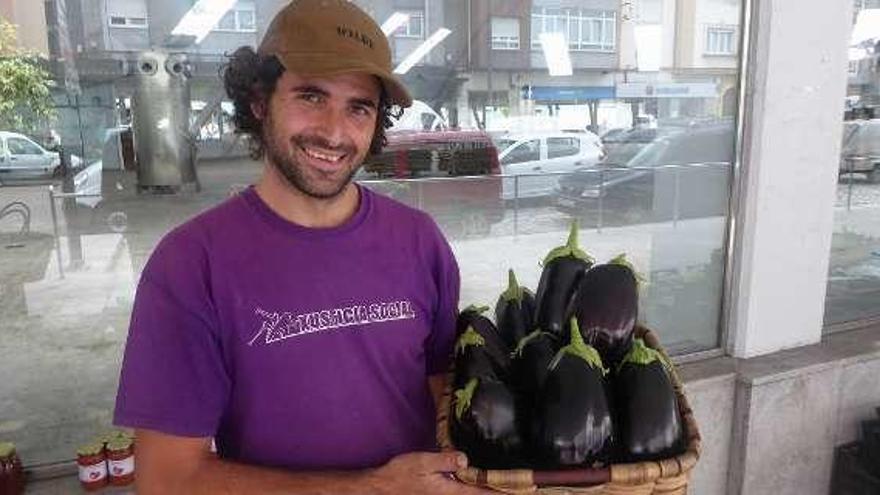 Christian Calabrese, con una cesta de berenjenas.