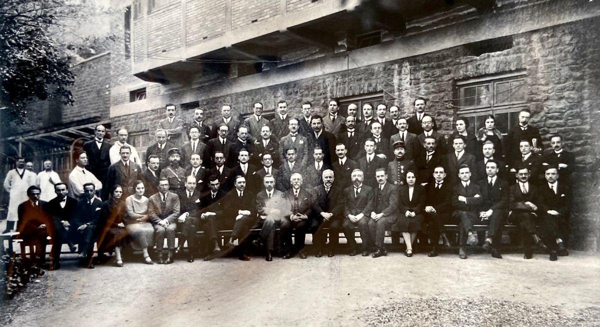 Josefina Pascual Devesa es la sexta por la derecha de los alumnos (sentados) del curso de microbiologia del instituto Pasteur