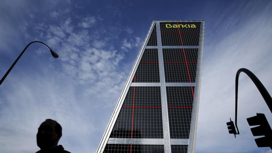 Un hombre camina junto a la sede de Bankia en Madrid.