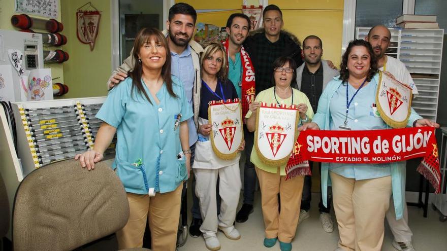 El Sporting visita la planta de pediatría de Cabueñes