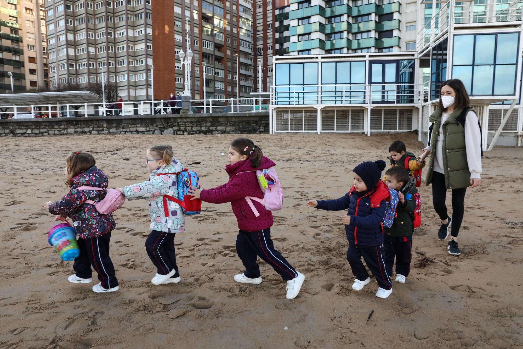 Los alumnos de Infantil del colegio San Vicente de Paúl se reencuentran en la playa