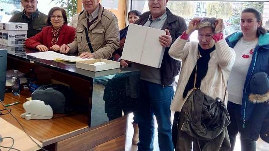 Miembros del colectivo PassArea entregan las firmas de apoyo a sus demandas en el edificio de la Xunta en Vigo. // FdV