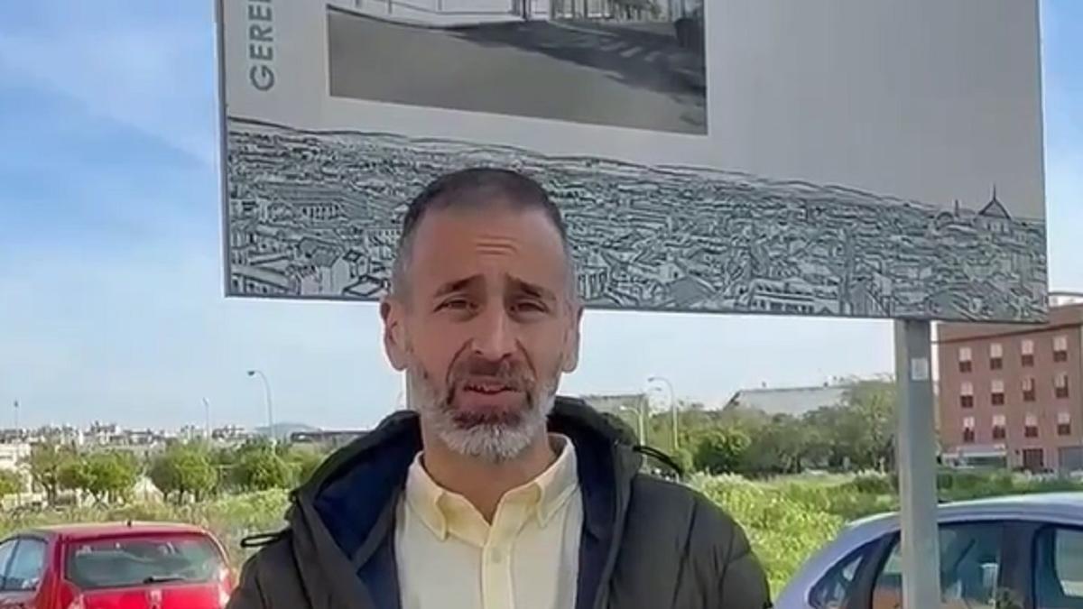 El concejal del PSOE en el Ayuntamiento de Córdoba Ángel Ortiz, ante el cartel que anuncia la construcción del centro cívico.