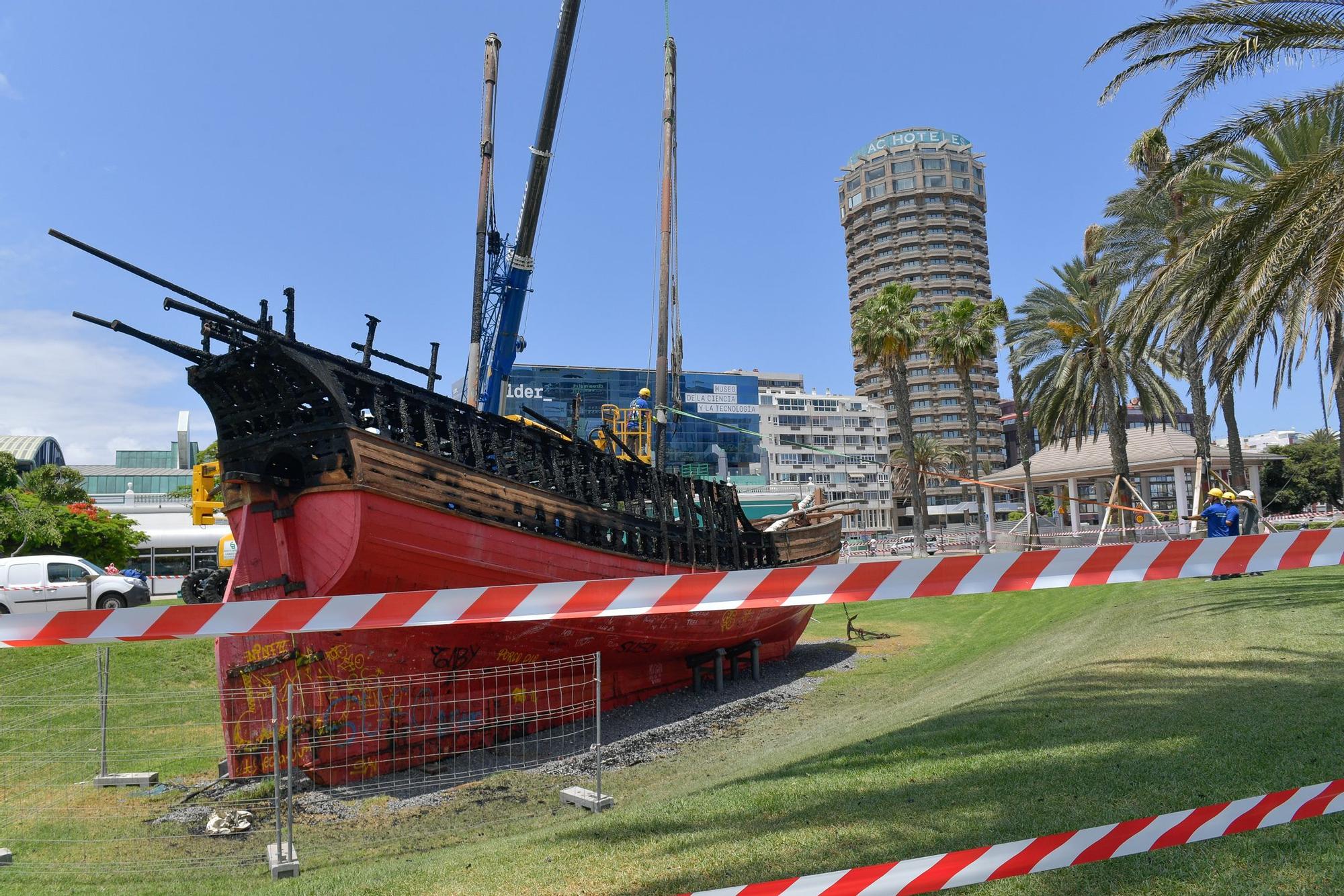 Arde la réplica de 'La Niña' en el Parque de Santa Catalina