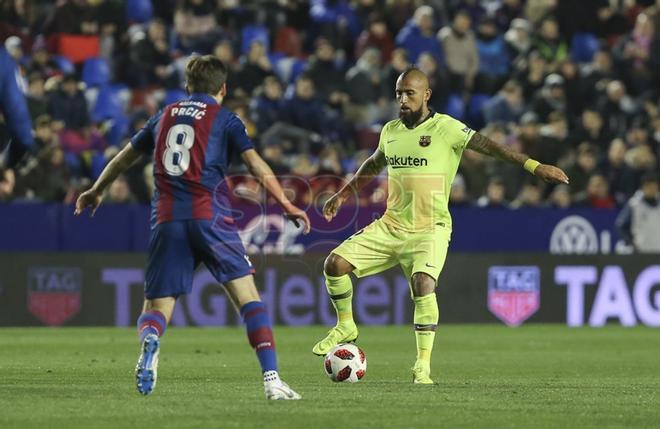 Levante 2 - FC Barcelona 1 - Sanjin Prcic y Arturo Vidal durante el partido de ida de octavos de final de Copa del Rey entre el Levante y el FC Barcelona