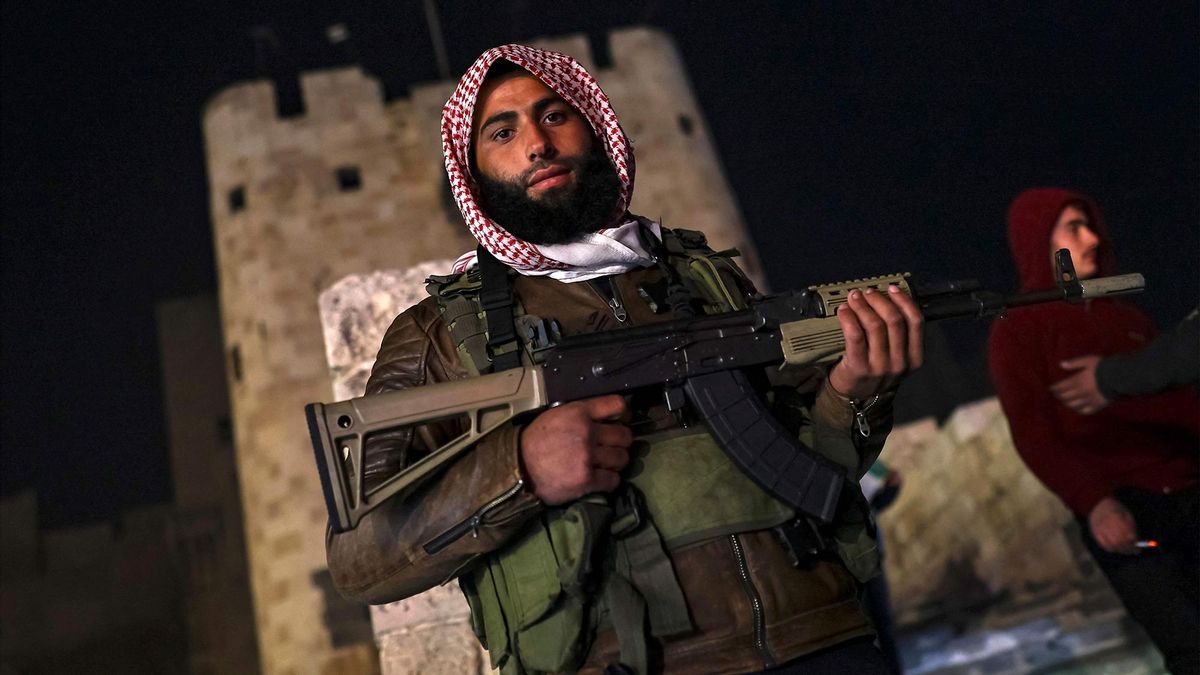 Un rebelde sirio con un fusil de asalto, en Aleppo, al norte de Siria. Un rebelde sirio con un fusil de asalto, en Aleppo, al norte de Siria.