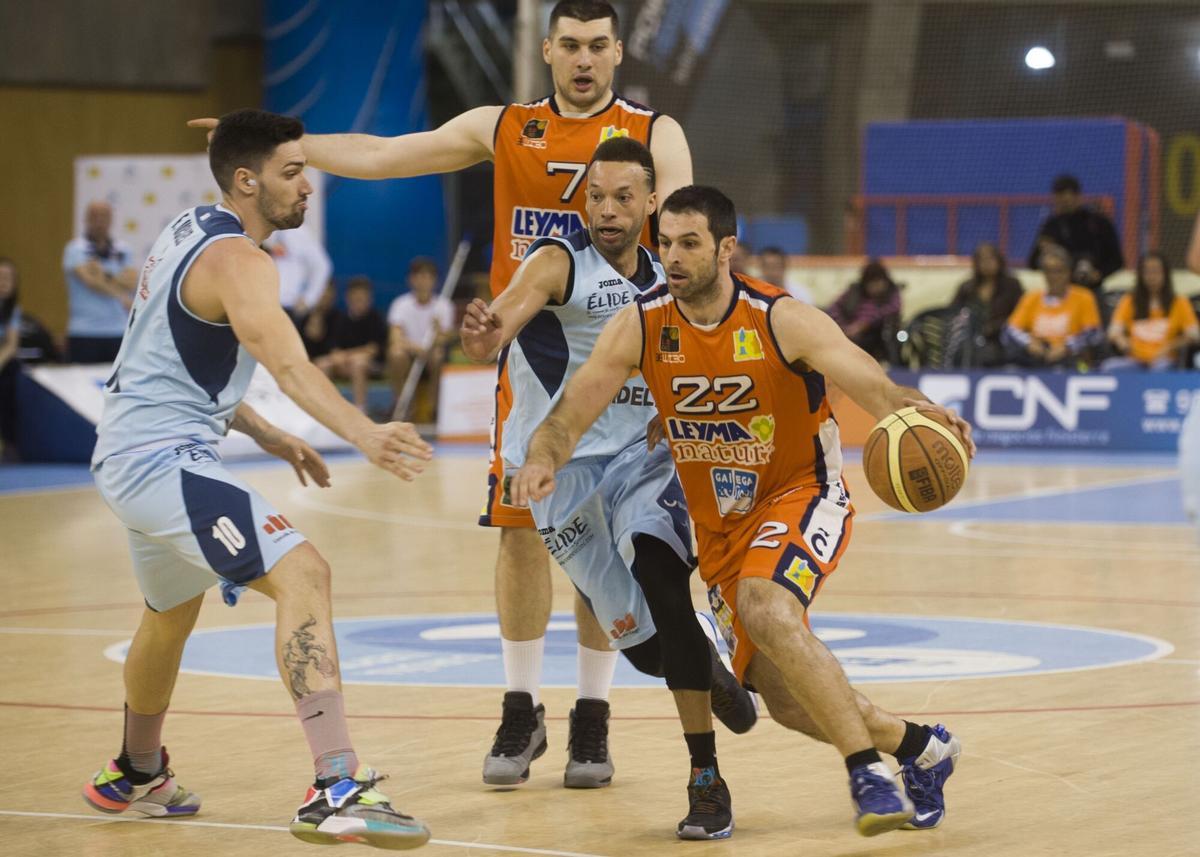 CASTRO CON EL BALON EN EL PARTIDO DE BALONCESTO ENTRE EL LEYMA BASQUET CORUÑA Y EL CAFE CANDELAS BREOGAN DISPUTADO EN EL PALACIO DE LOS DEPORTES DE RIAZOR.. DEPORTES. BALONCESTO. TEMPORADA 2015 - 2016. PLAY OFF. ASCENSO A LA ACB.
