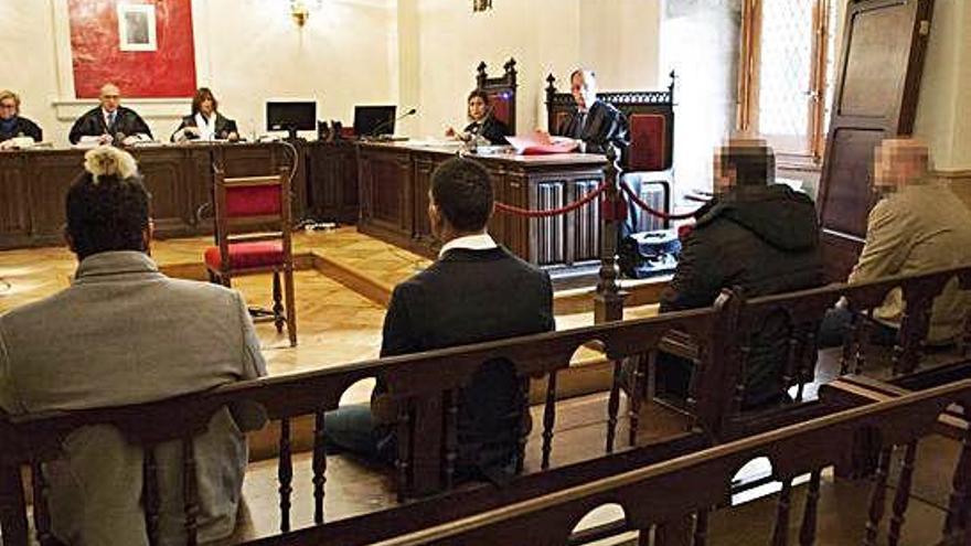 Los cuatro acusados durante el juicio celebrado ayer en la Audiencia Provincial.