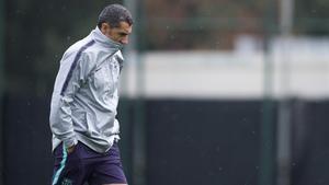 Valverde, en actitud pensativa, antes de empezar el entrenamiento en la ciudad deportiva del Barça.