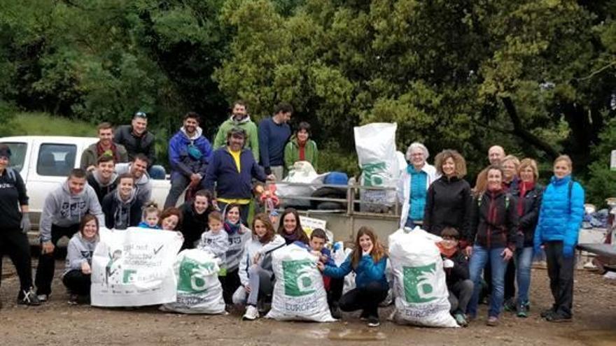 Garrigàs Quaranta persones netegen l&#039;entorn del poble