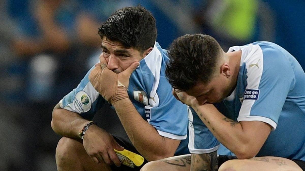 Luis Suárez llora junto a Giménez tras quedar eliminados por Perú de la Copa América.