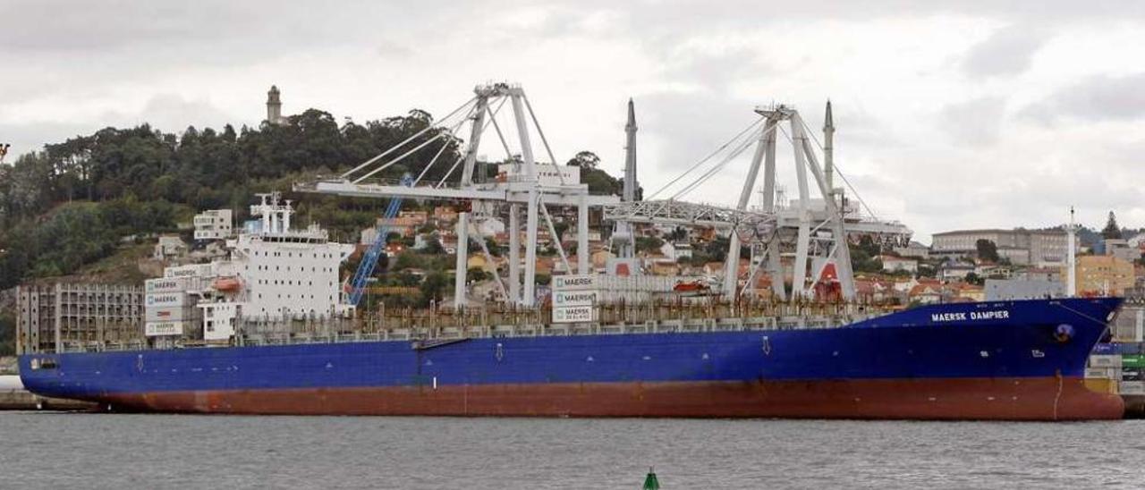 Un barco de la naviera Maersk, atracado en Guixar esperando para cargar contenedores. // Marta G. Brea