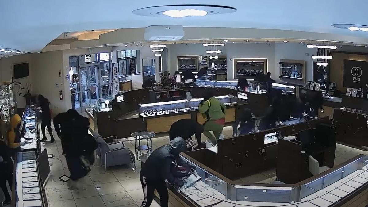 Momento del robo masivo en la joyería PNG Jewelers filmado por las cámaras de seguridad del establecimiento.