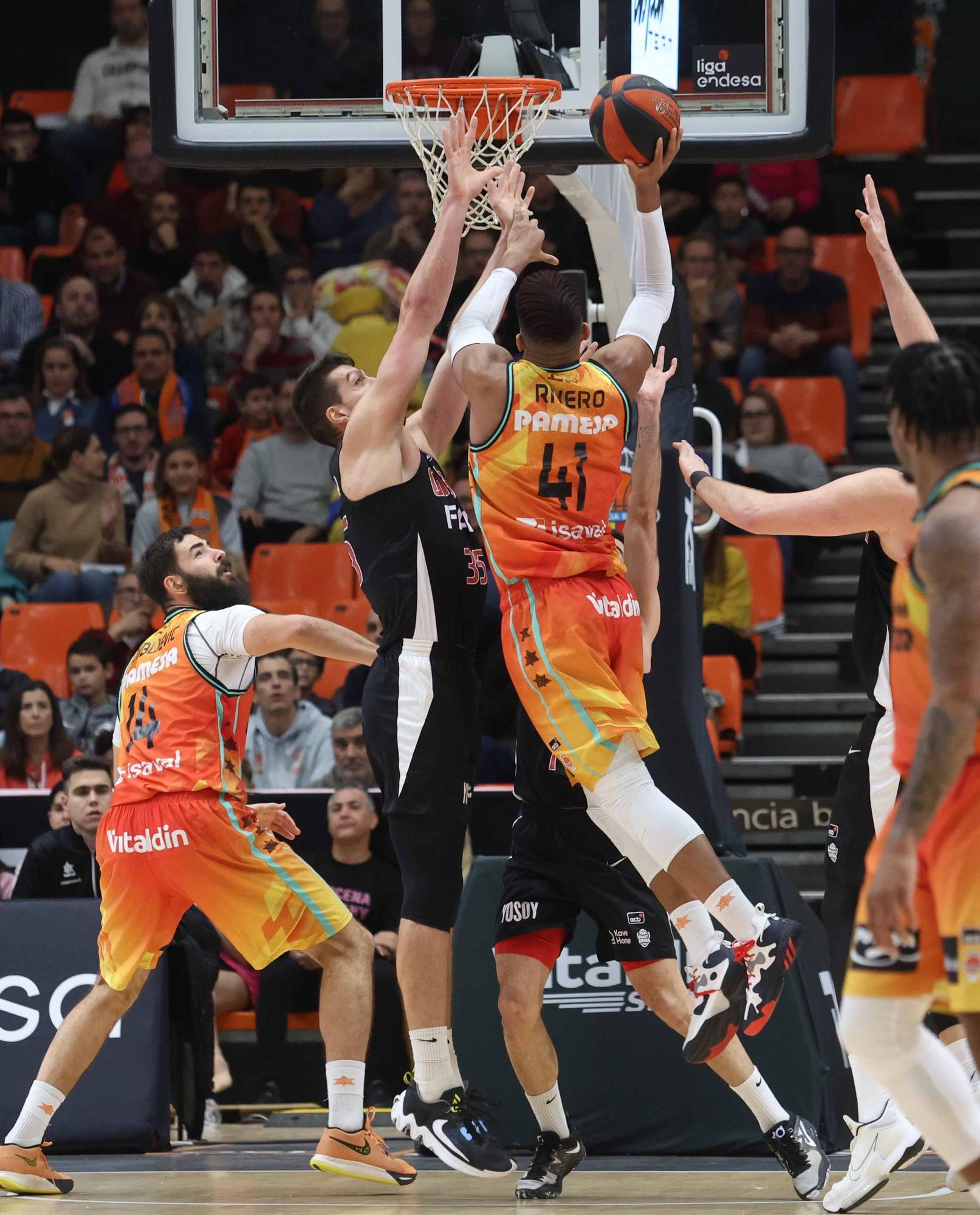 Las mejores imágenes del Valencia Basket - Girona Basketball