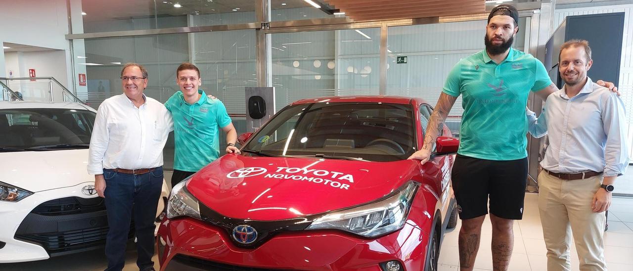 Hansel Atencia y Dikembe André, en el concesionario Novamotor de Toyota.