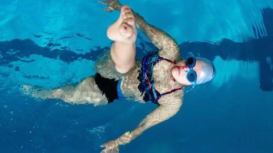 La nadadora Paula Rodríguez Coleto, en varios momentos de una de sus rutinas de entrenamiento dentro de la piscina.