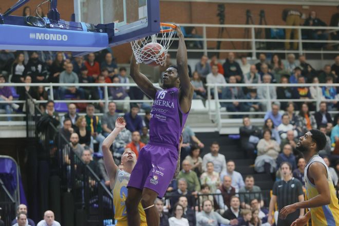 Día histórico en Pumarín: el Alimerka Oviedo gana (68-66) al Estudiantes y da un paso hacia la permanencia