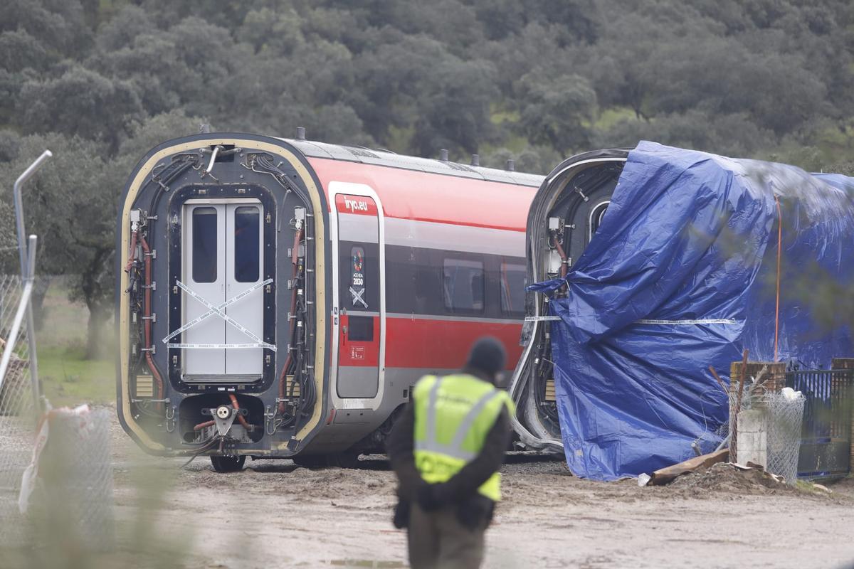 Trabajos en varios vagones del tren Iryo accidentado en Adamuz, en imagen de hoy lunes, 26 de enero.