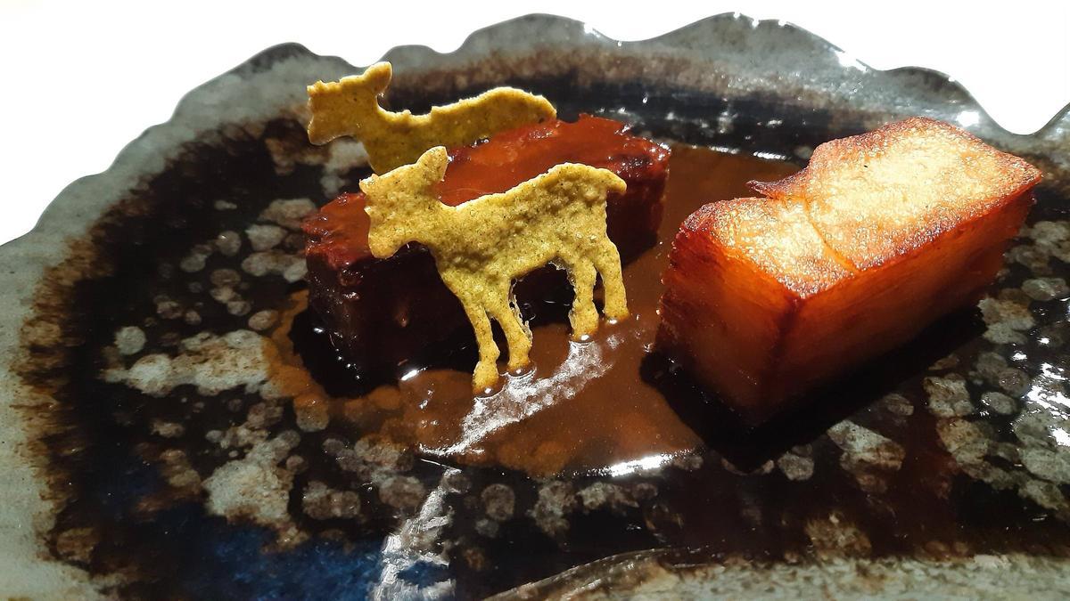 Lamm mit Honig-Lammjus, Milhojas-Kartoffeln und Kräuterkeksen.