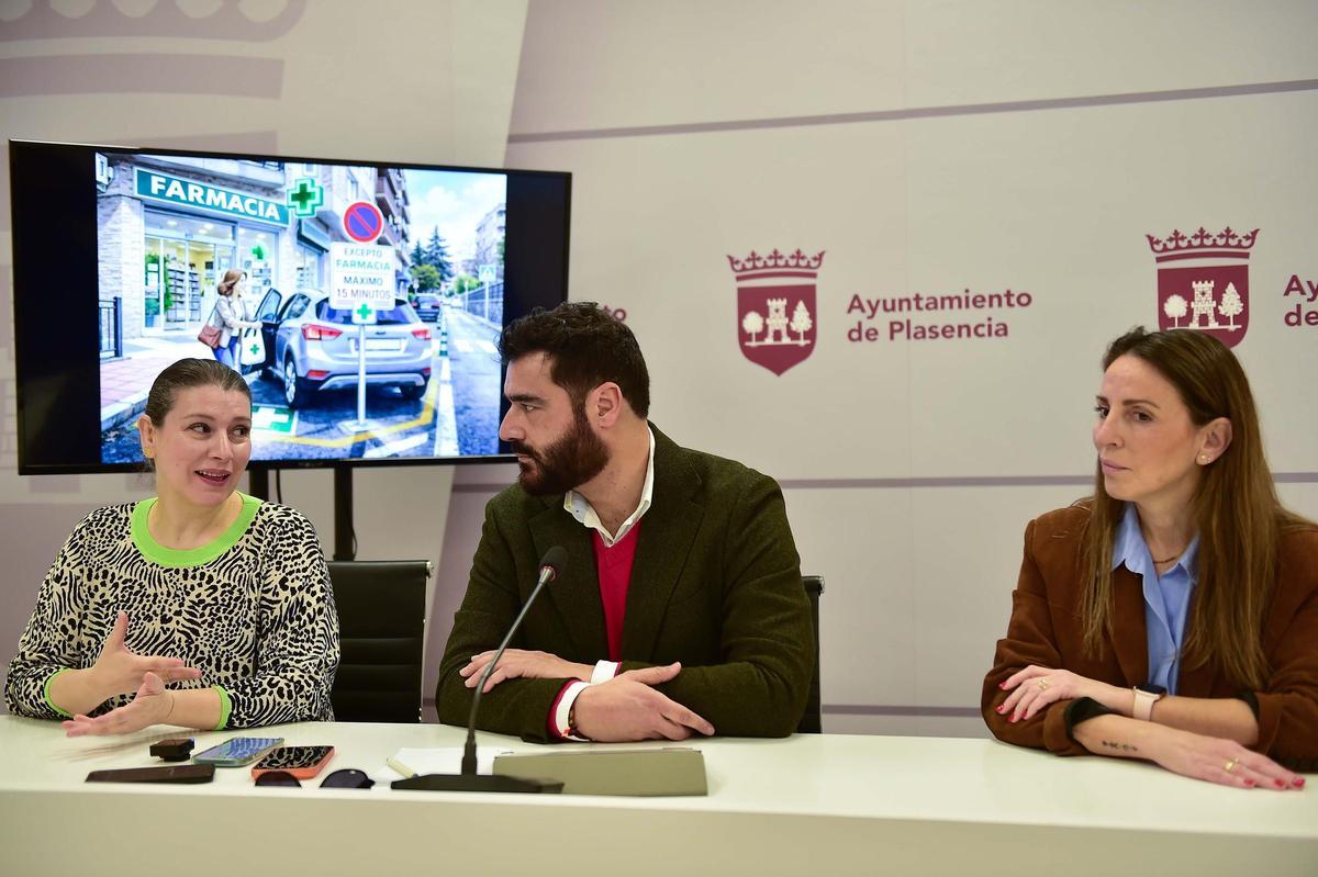 Presentación de las plazas de aparcamiento por tiempo limitado junto a farmacias de Plasencia.
