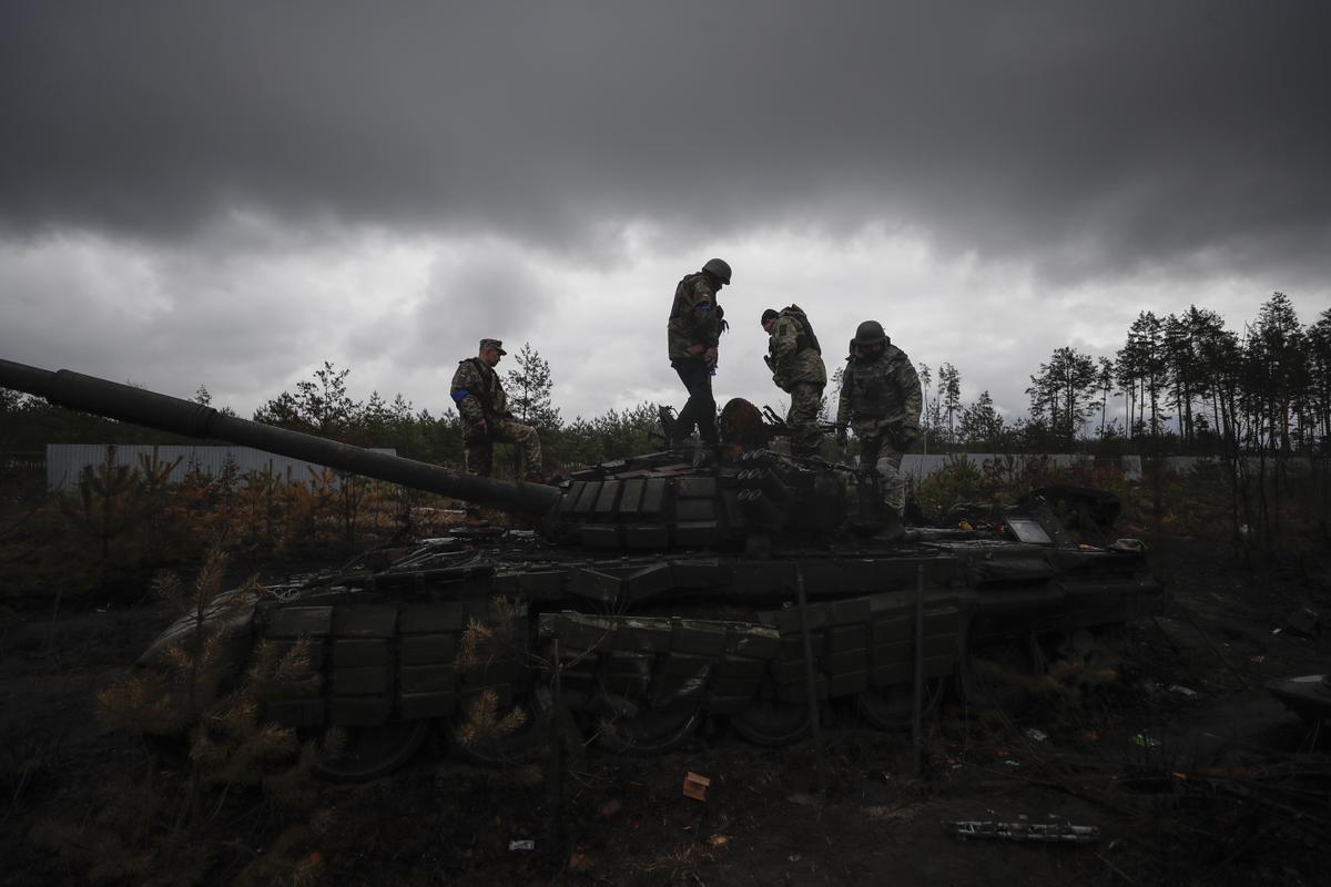 Militares ucranianos inspeccionan la destrucción efectuada por el ejercito ruso en la localidad de Bucha.