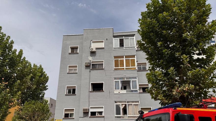 Amplio despliegue del Parque de Bomberos de Badajoz por un incendio en un edificio en San Roque
