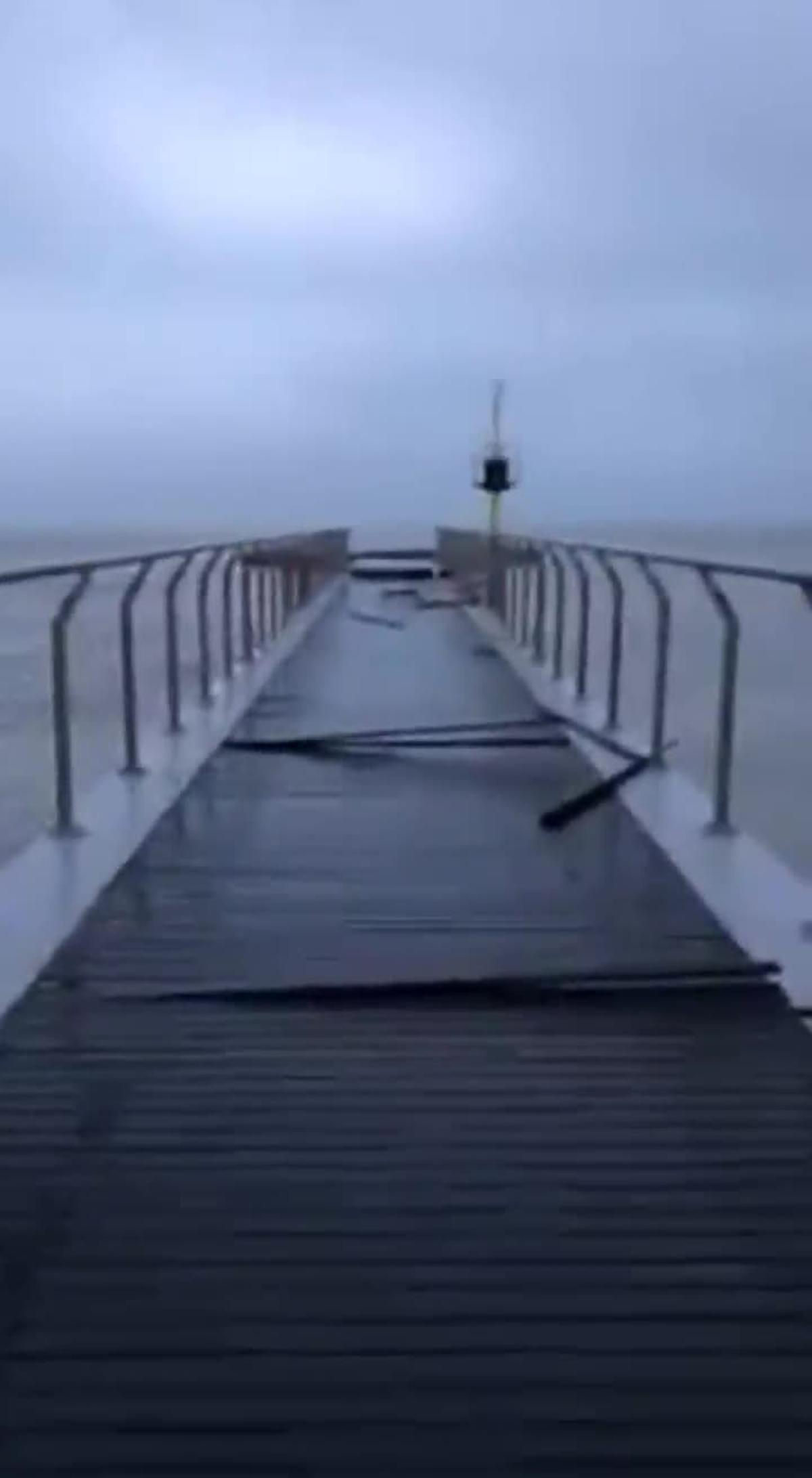 Así ha quedado el Pont del Petroli de Badalona tras el temporal ’Glòria’.