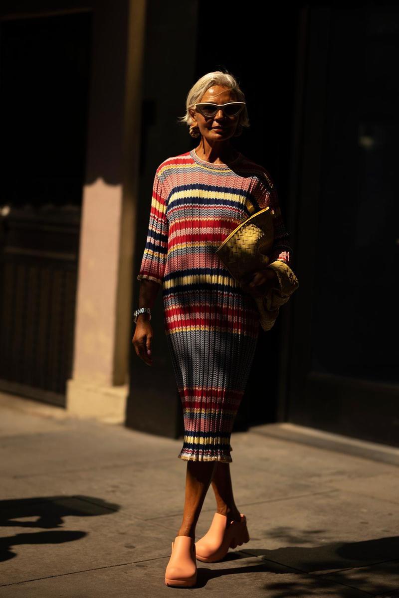 Look con vestido y zuecos engomados, visto en el 'street style' de Nueva York
