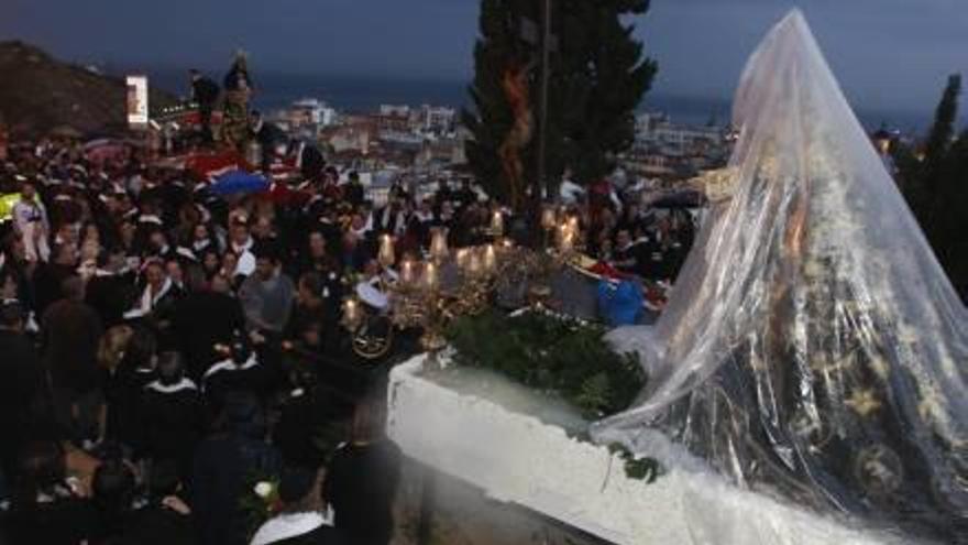 La Dolorosa de la procesión de Santa Cruz, envuelta en plásticos en una procesión de 2012.