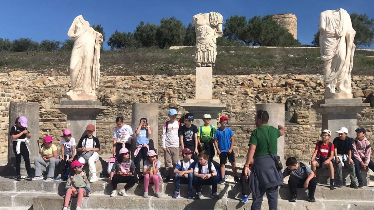 Alumnos de la primera visita tras la reapertura de Torreparedones.