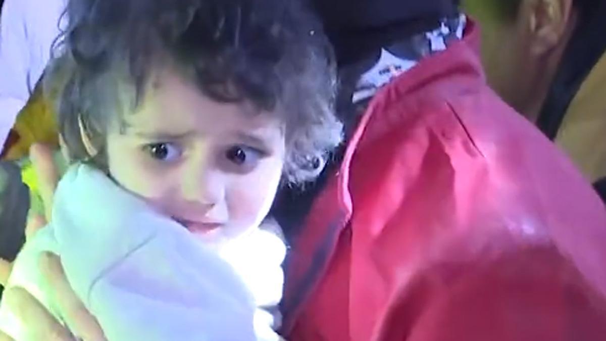 Vídeo | Rescat emocionant d’una nena i la seva mare després de 44 hores sota la runa a Turquia Vídeo | Rescat emocionant d’una nena i la seva mare després de 44 hores sota la runa a Turquia