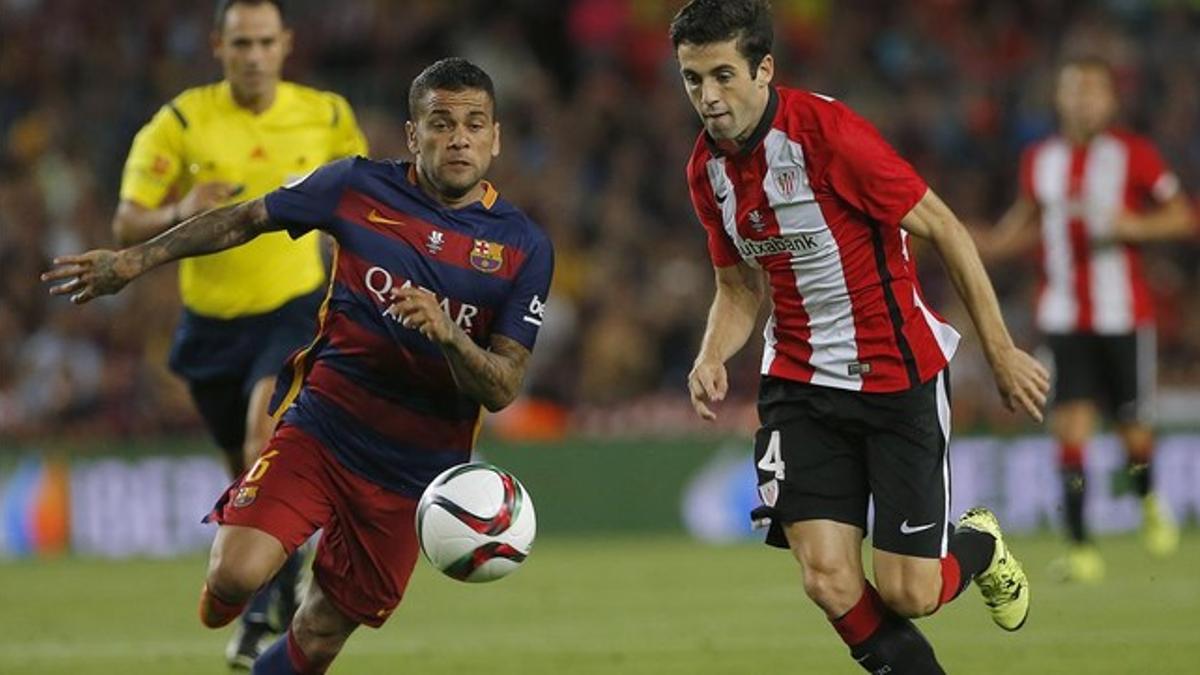 Alves, con Susaeta, en un reciente Athletic-Barça.