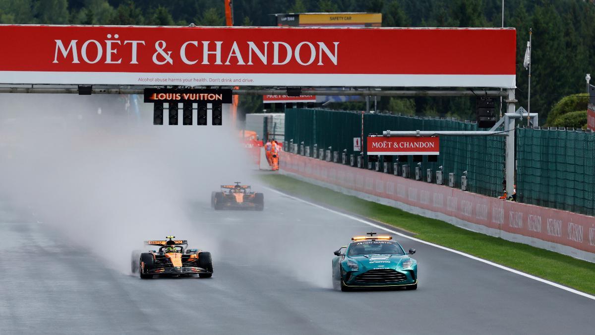 Lando Norris y Oscar Piastri, tras el coche de seguridad