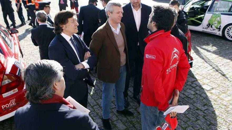 Rueda, Lete y López Campos charlan con varios de los pilotos. // Bernabé/Luismy