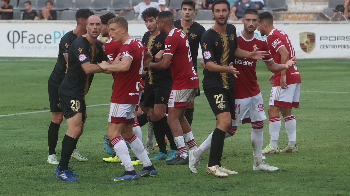 Los jugadores del Intercity se prepararan para rematar un envío al área a balón parado.