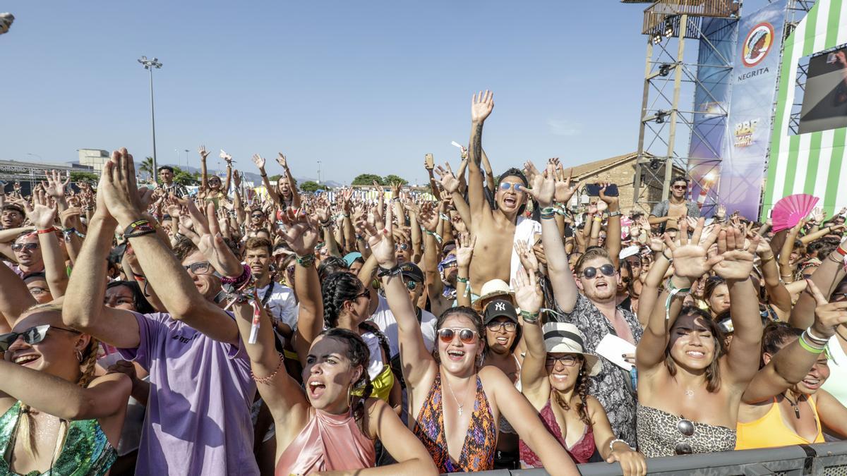 Fanáticos en el &#039;Reggaeton Beach Festival&#039;