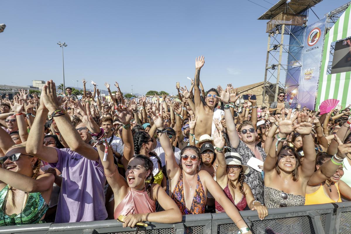 Fanáticos en el 'Reggaeton Beach Festival'