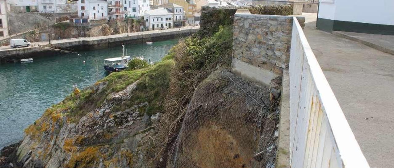 Detalle del muro reconstruido y la malla colocada en el talud.