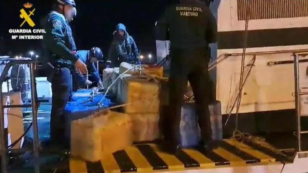 Imagen de agentes del Servicio Marítimo de la Guardia Civil de Castellón, con el alijo de Columbretes.