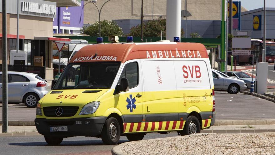 Un motorista resulta herido tras impactar con un turismo en Alzira