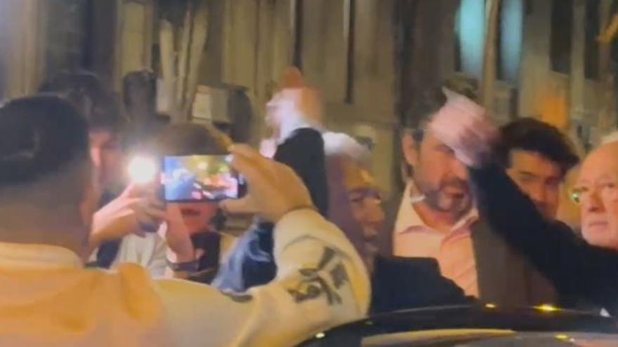 2:45h de la madrugada, sale Joan Laporta de la celebración y pasa esto….