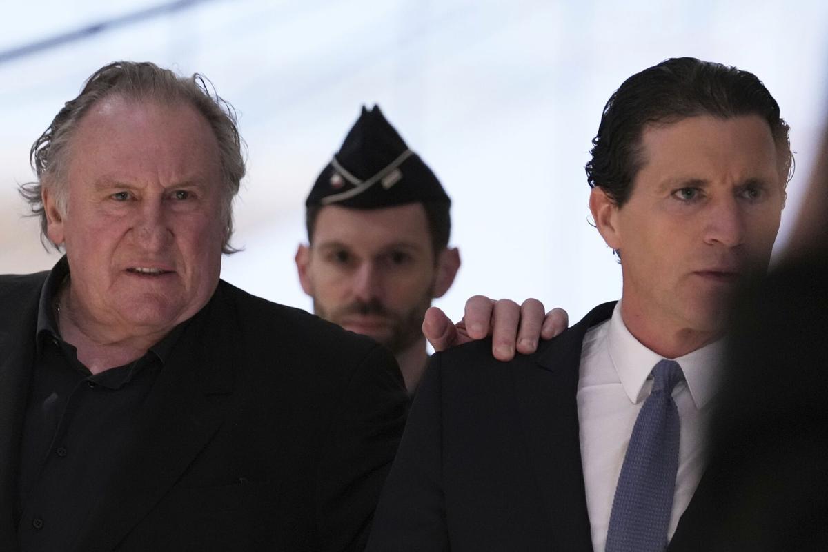 Gérard Depardieu llegando esta mañana acompañado de su abogado Jeremie Assous al juzgado.